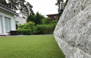Gazon artificiel et bordures de jardin