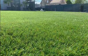 Gazon synthétique pour jardin en gros plan